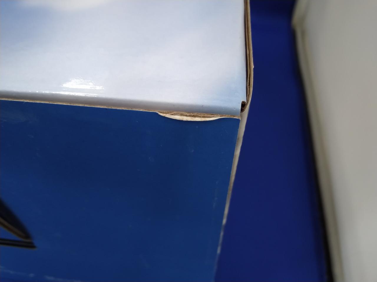 箱の一部捲れてます。