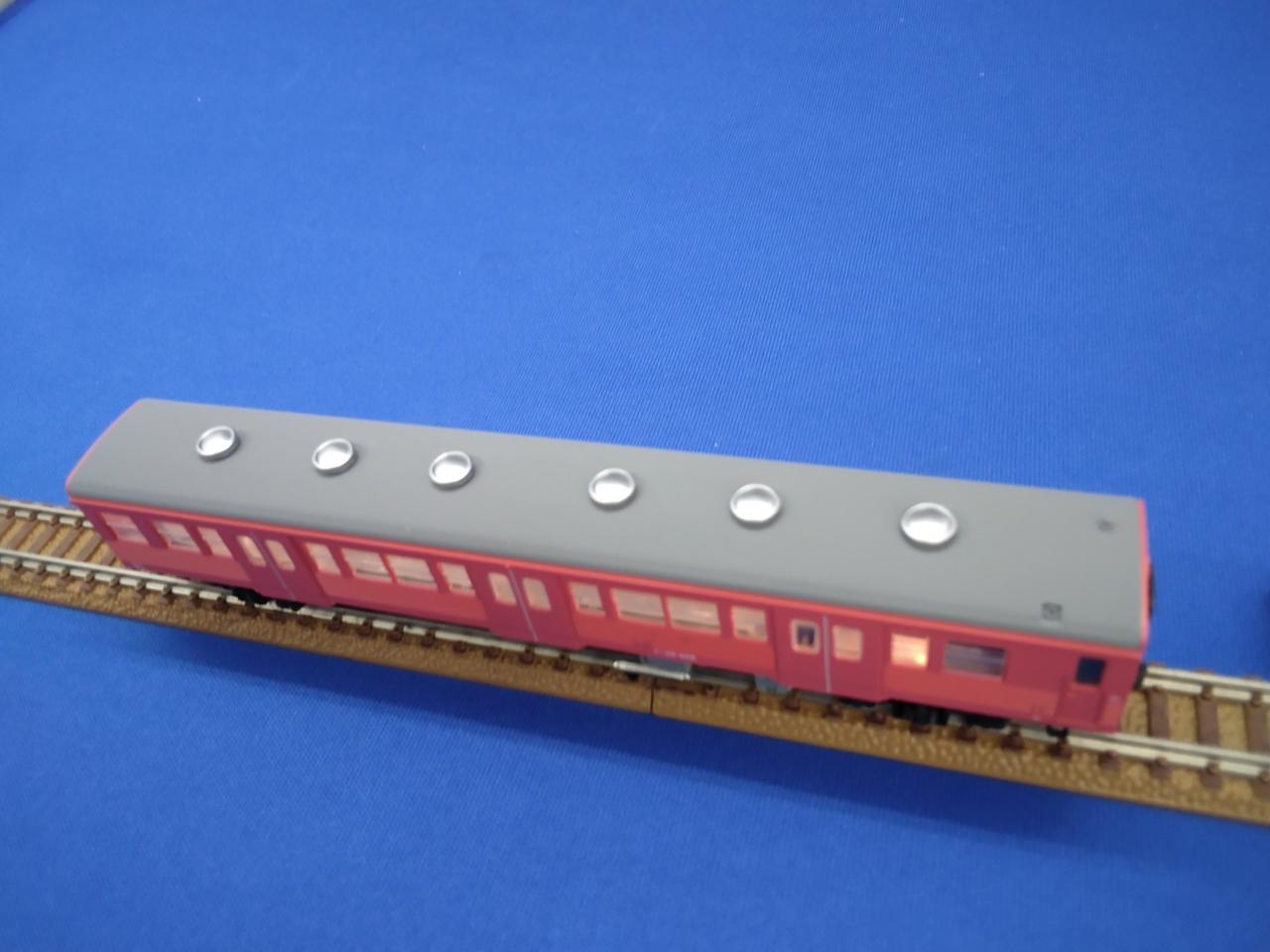 キハ３５　９０６だけベンチレーターが銀色