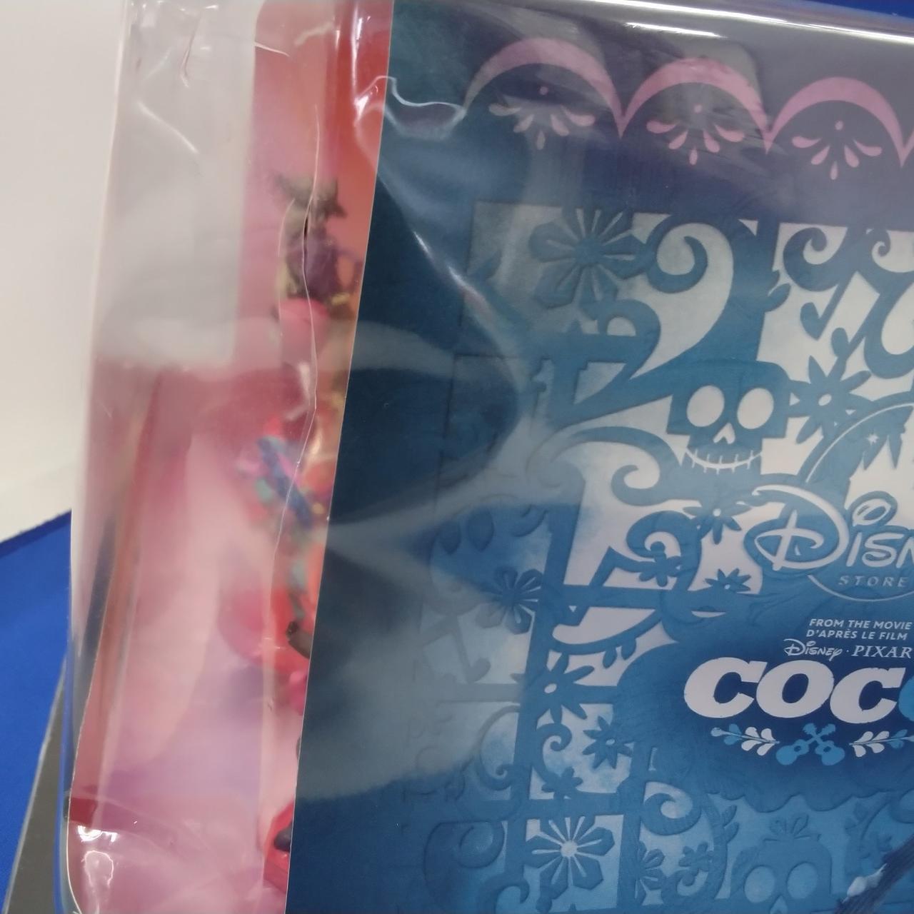 正面右側角に割れがあります。