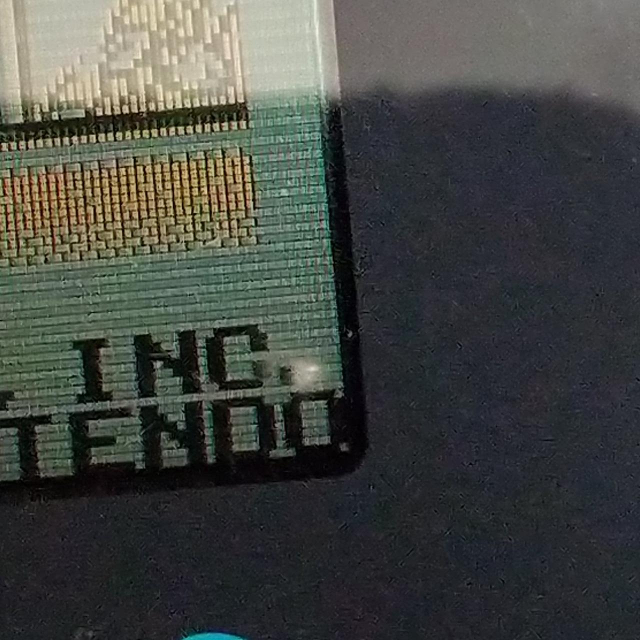 白い点のようなものが画面内のカビです。