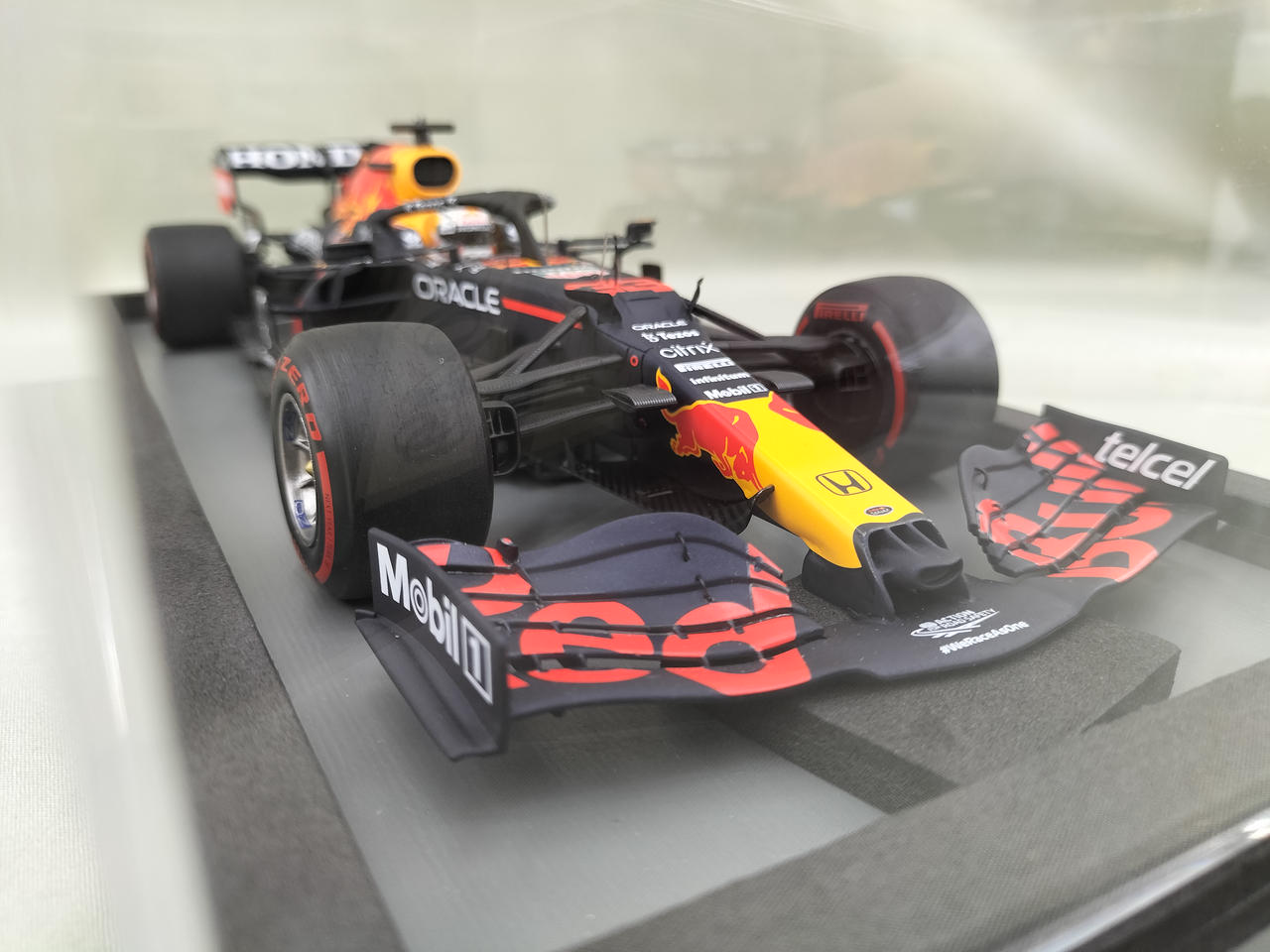 スパーク 1/18 レッドブル・ホンダ RB15 フェルスタッペン spark Amazon.co.jp: スパーク 1/18 レッドブル レーシング RB16B