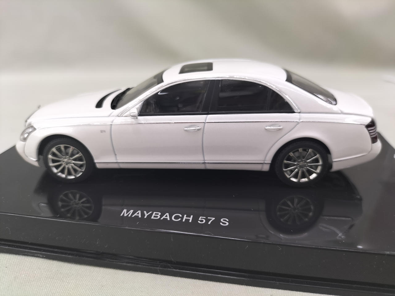 オートアート 1/18 マイバッハ 57 Autoart Maybach 57 - 1/18 Unboxing & Review - YouTube