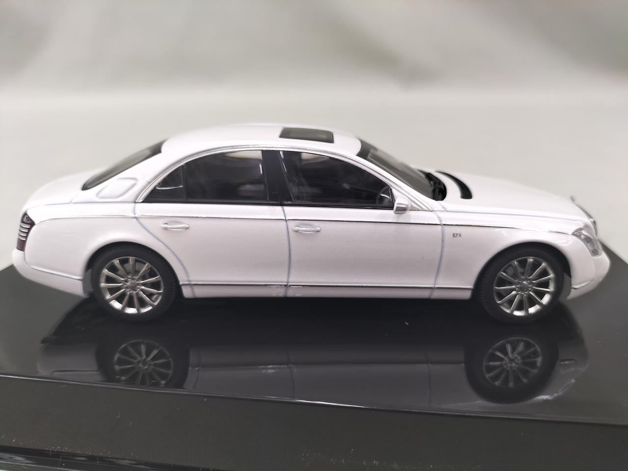 オートアート 1/43 マイバッハ 57 S 2005 ホワイト Auto Art 1/43 Maybach 57 S 2005 White #8493ac | eBay