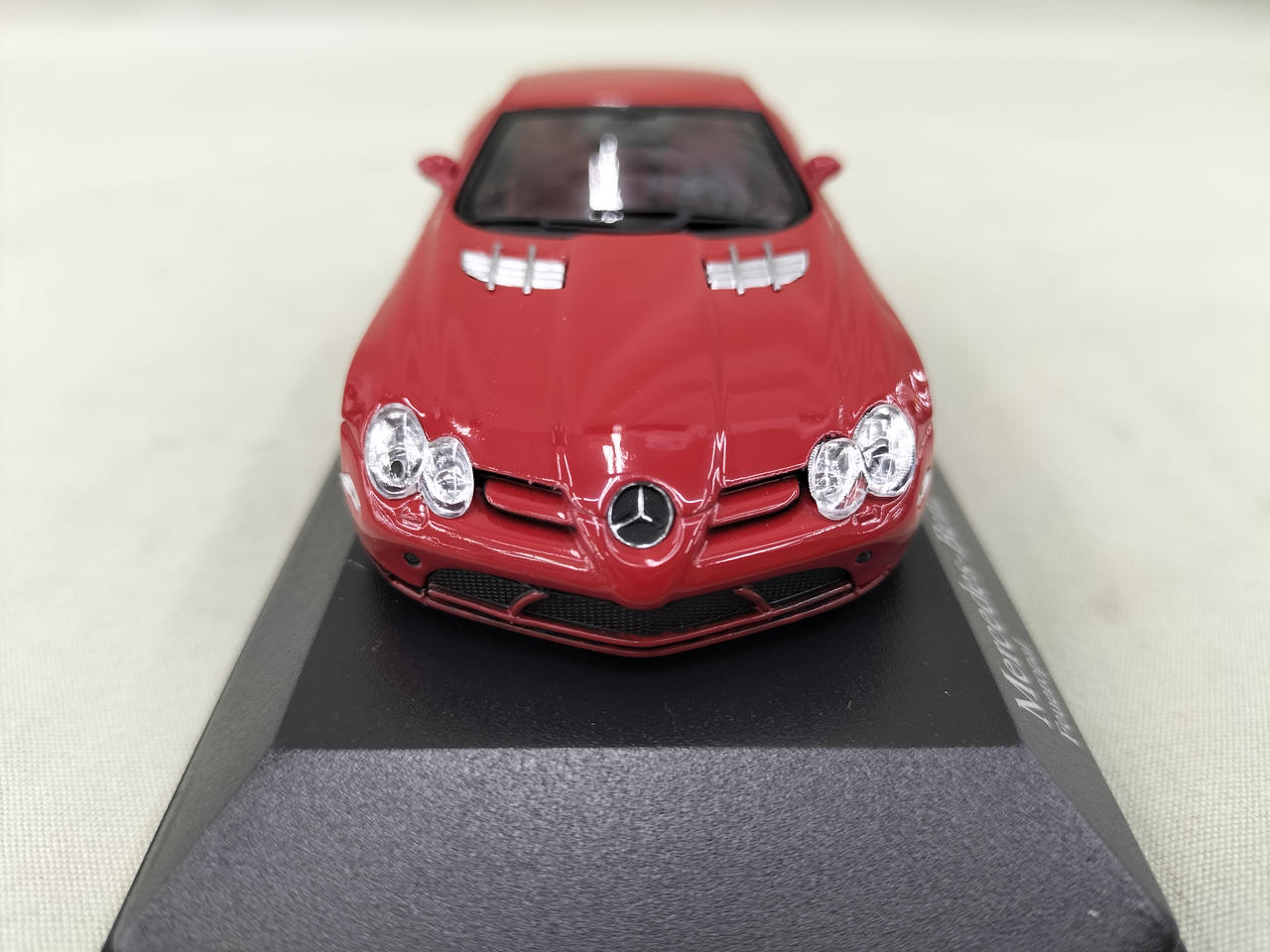 ロゴの向かって右側の塗装が剥がれています