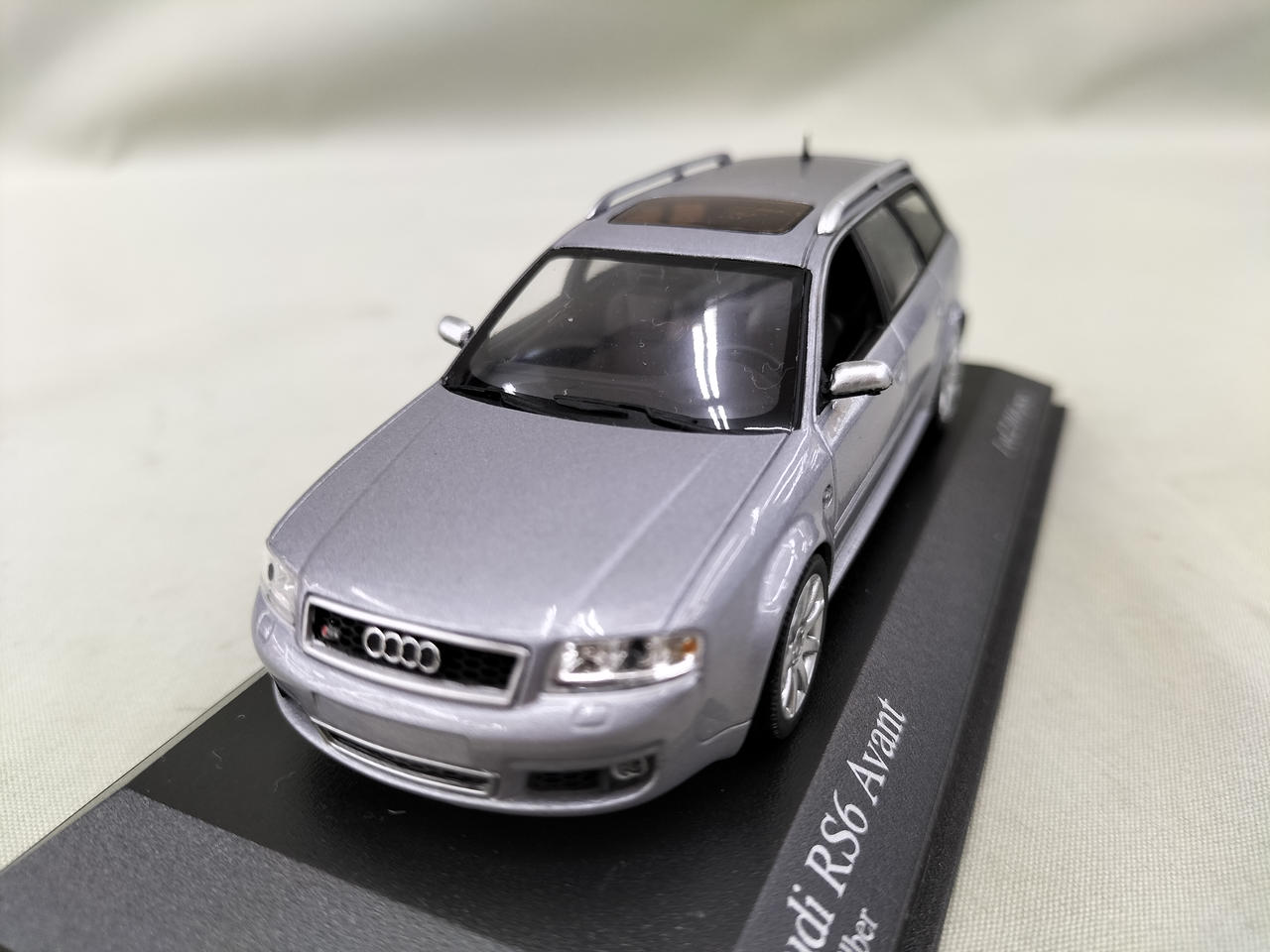 ミニカー 1⁄43 ミニチャンプス アウディ RS6 アバント シルバー モデル