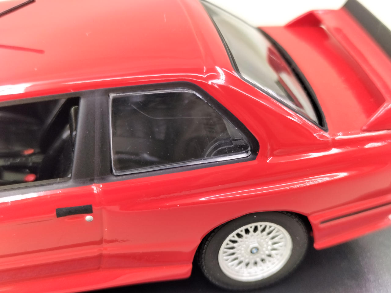 左後方のガラスに傷みあります。