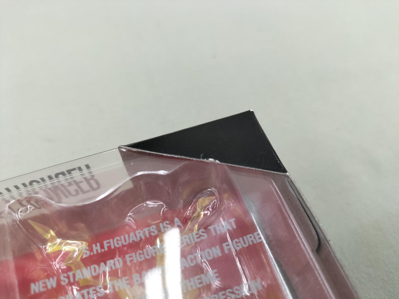 外箱に小さな破れの痛みがあります。