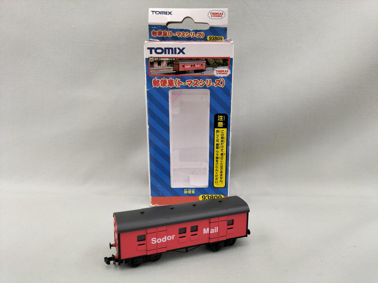 本体は美品ですが、箱に傷みがあります。