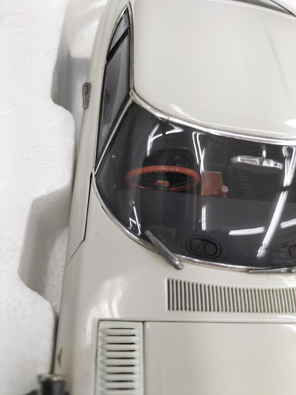 ワイパー破損しています。