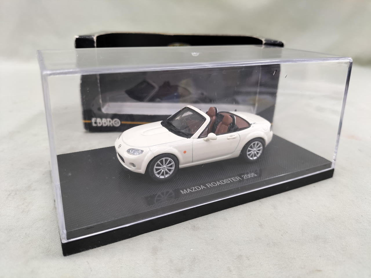 外箱に傷みがあります。ケース未開封です。