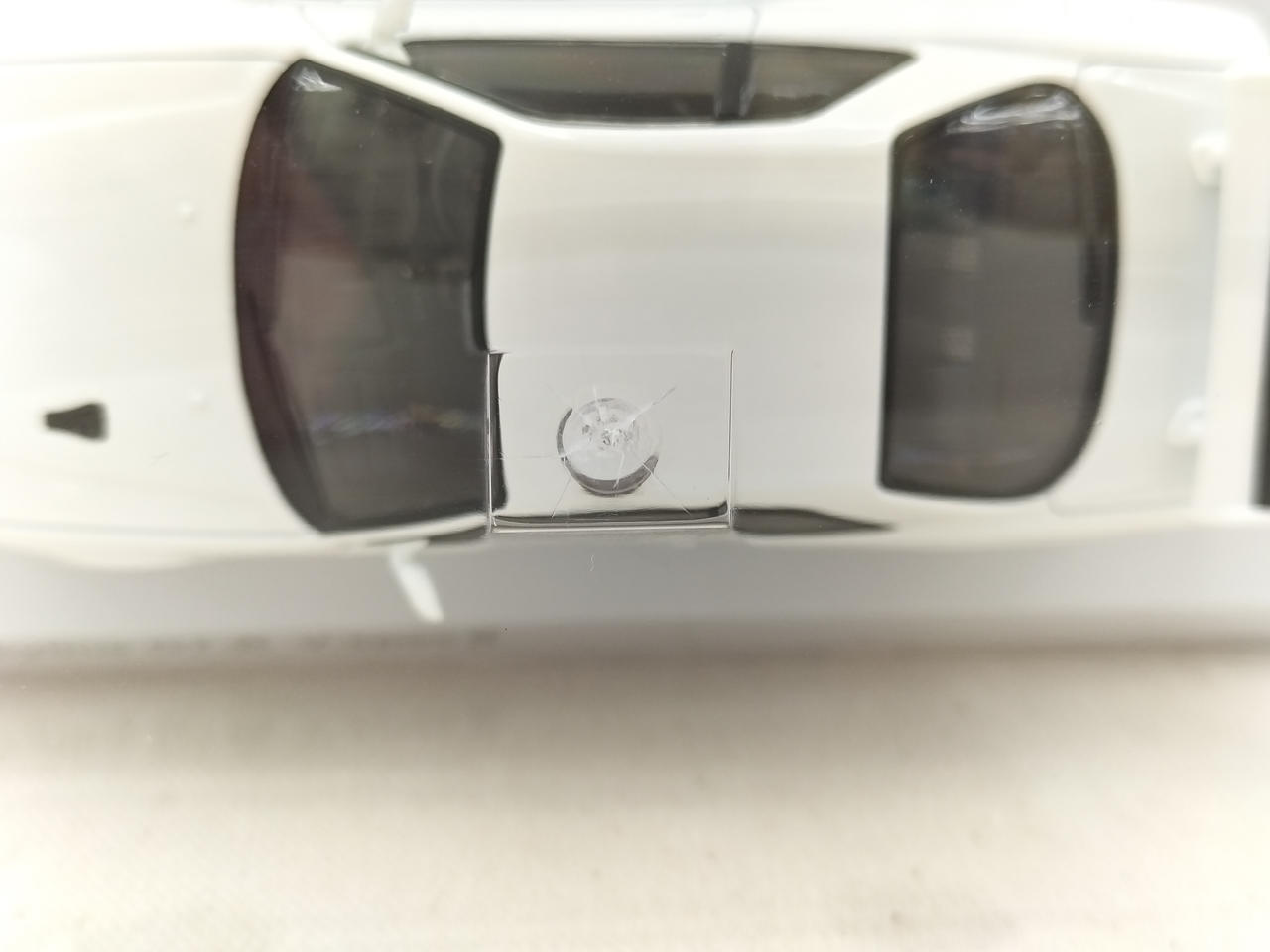 ケースに小さな割れがあります。