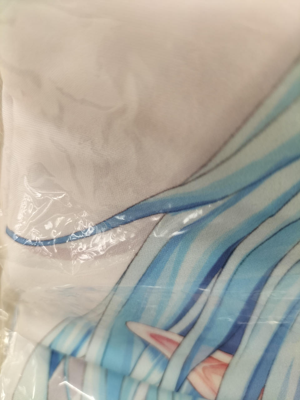 横はねしてる毛の辺りに破れがあります。