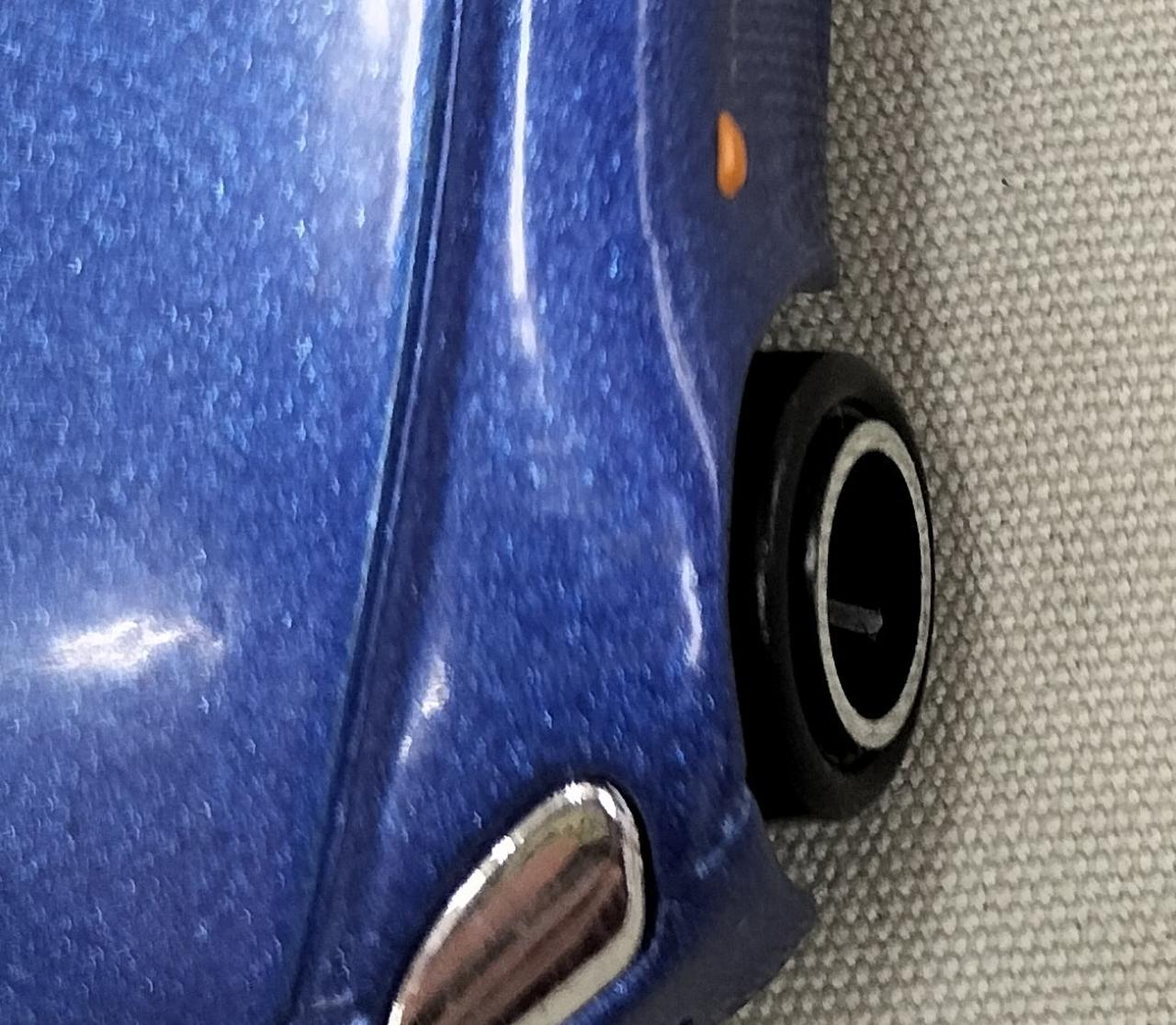 分かりづらいですが、白いキズがあります。