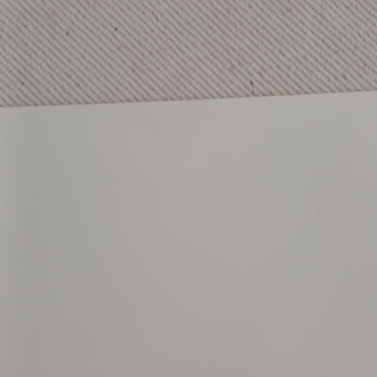 黒く指紋汚れのような汚れあります。