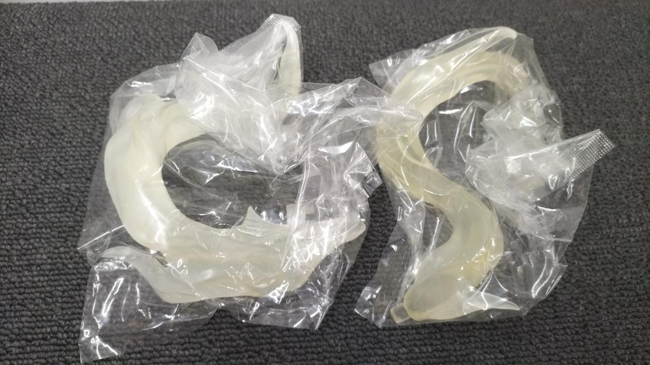 尻尾、鬣パーツ未開封ですが経年の変色あり