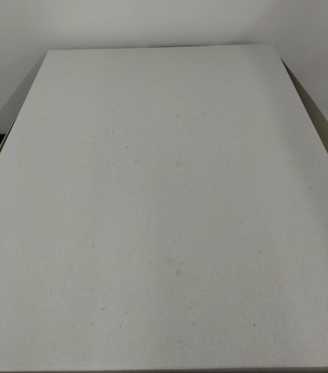 箱裏面にシミ汚れあり。