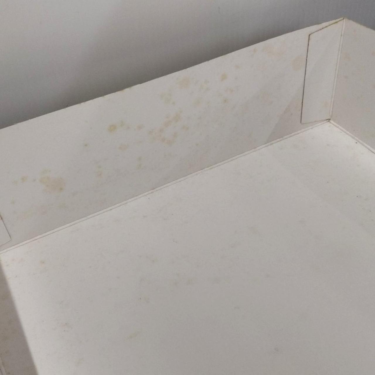 箱の内側にシミ汚れあり。