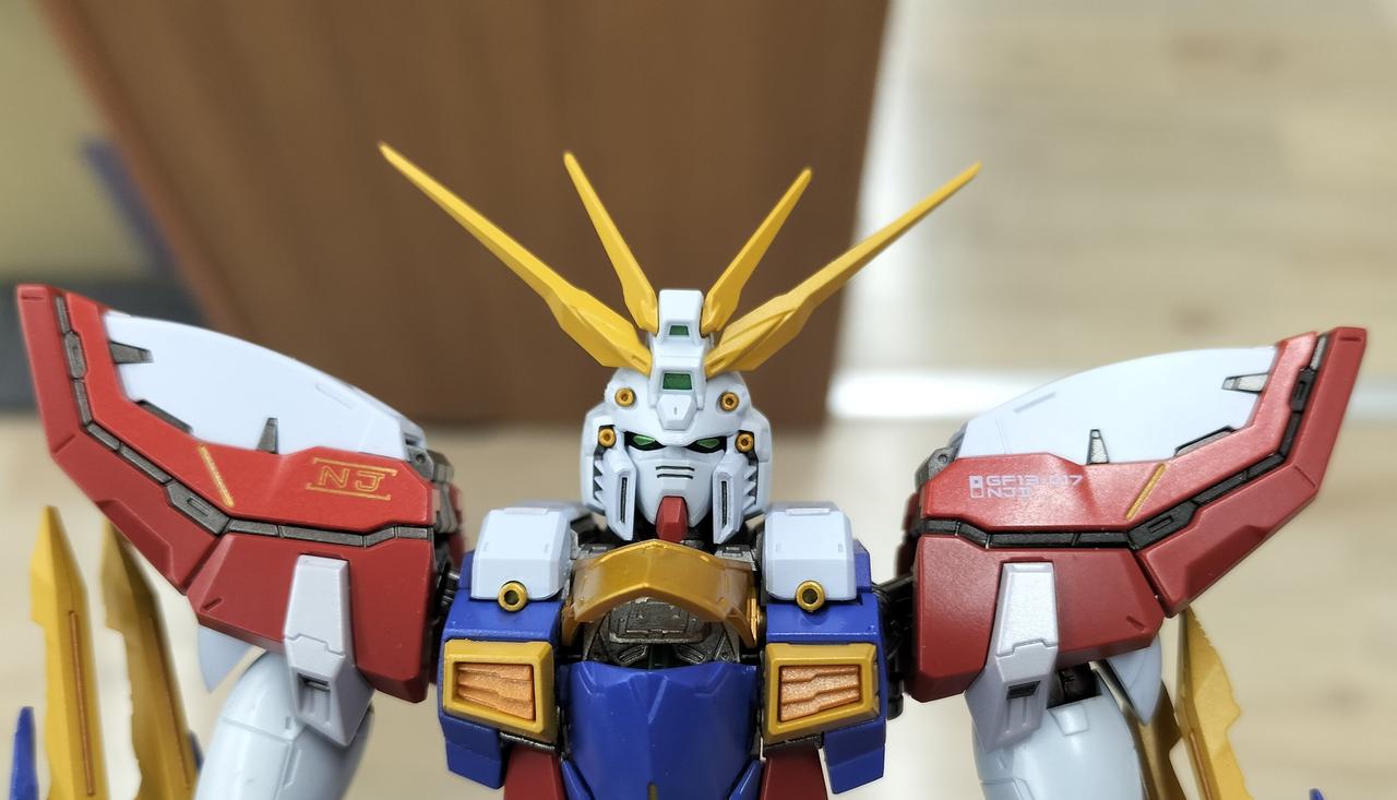 肩パーツのラインが左右で少し違います。