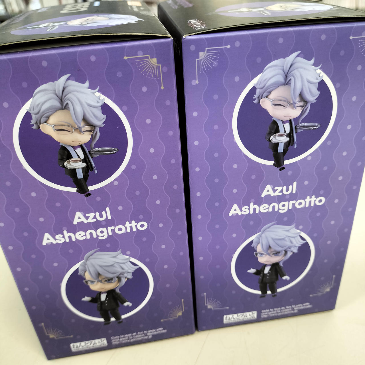 左側が日焼けしてないアズールです。