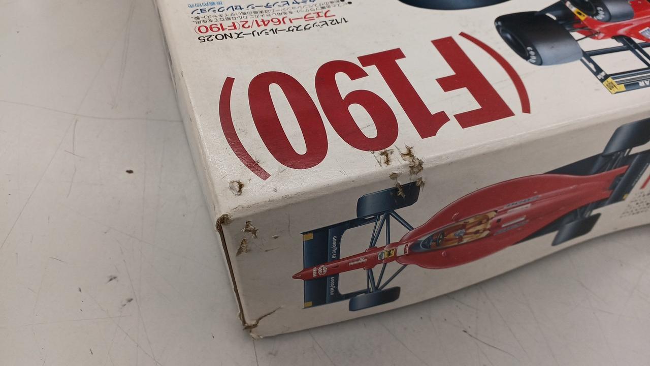 箱傷み及びタバコ臭あり。