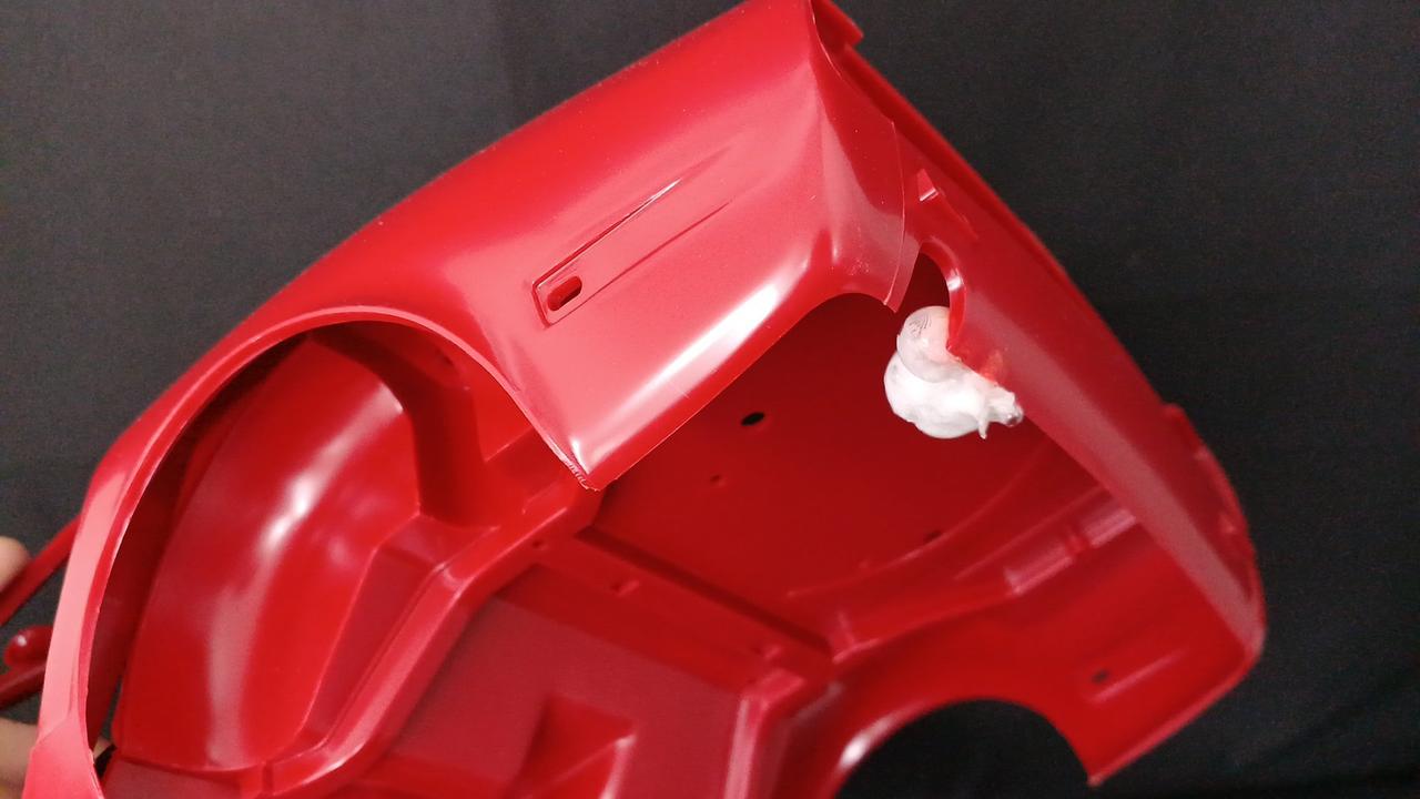 ボディ底面付着物あり。