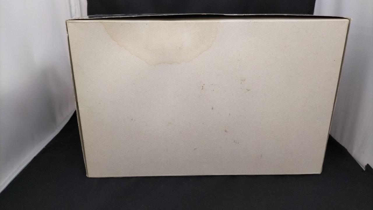 箱底面汚れあり。