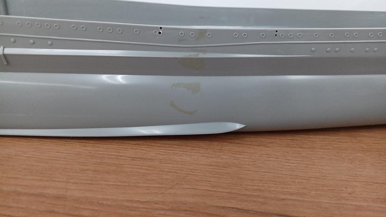 テープ跡あり。