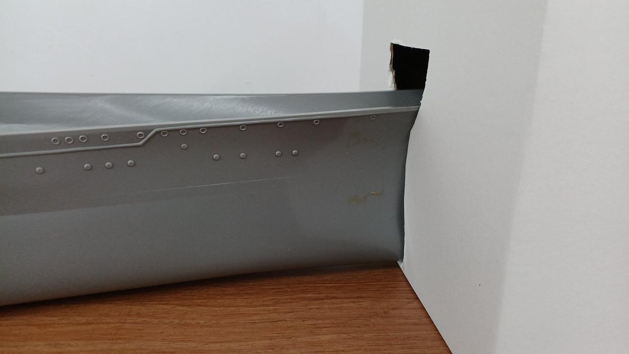 テープ跡あり。