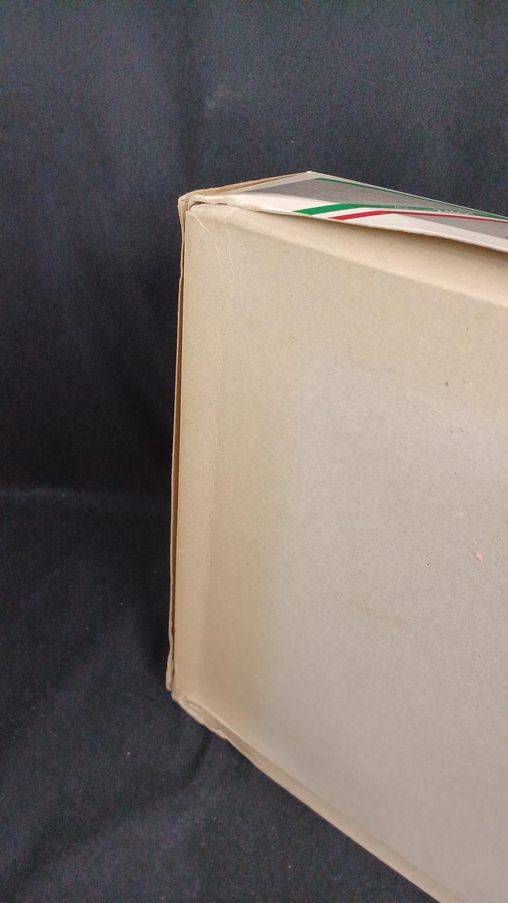 箱底面傷みあり。