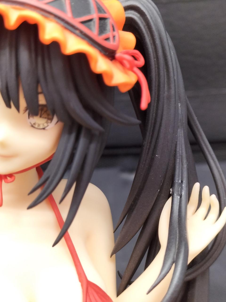 髪の毛に接着剤のようなものがついています