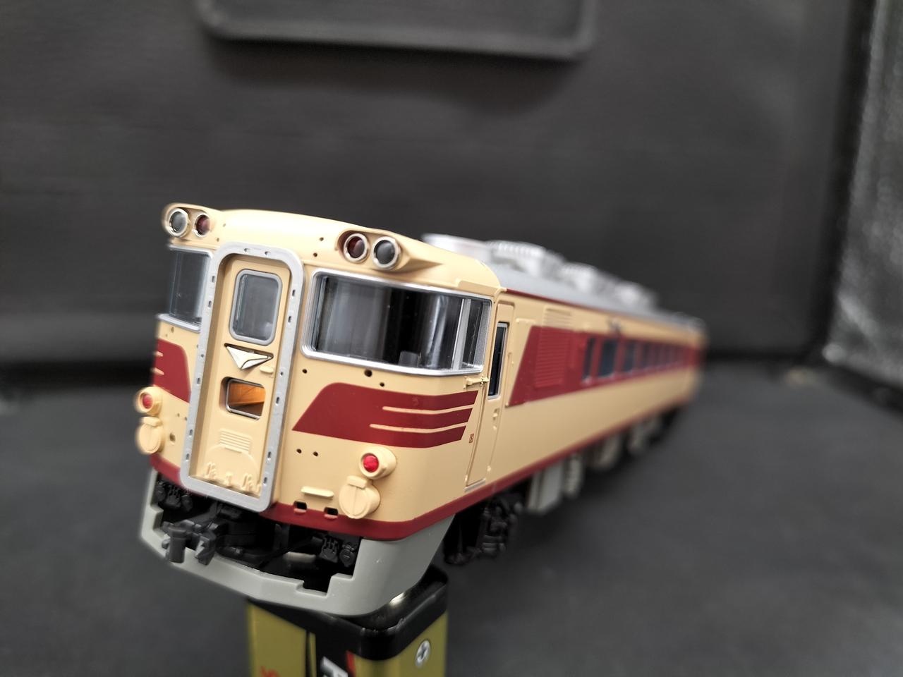 接触悪く、妻面側の台車では点灯しません