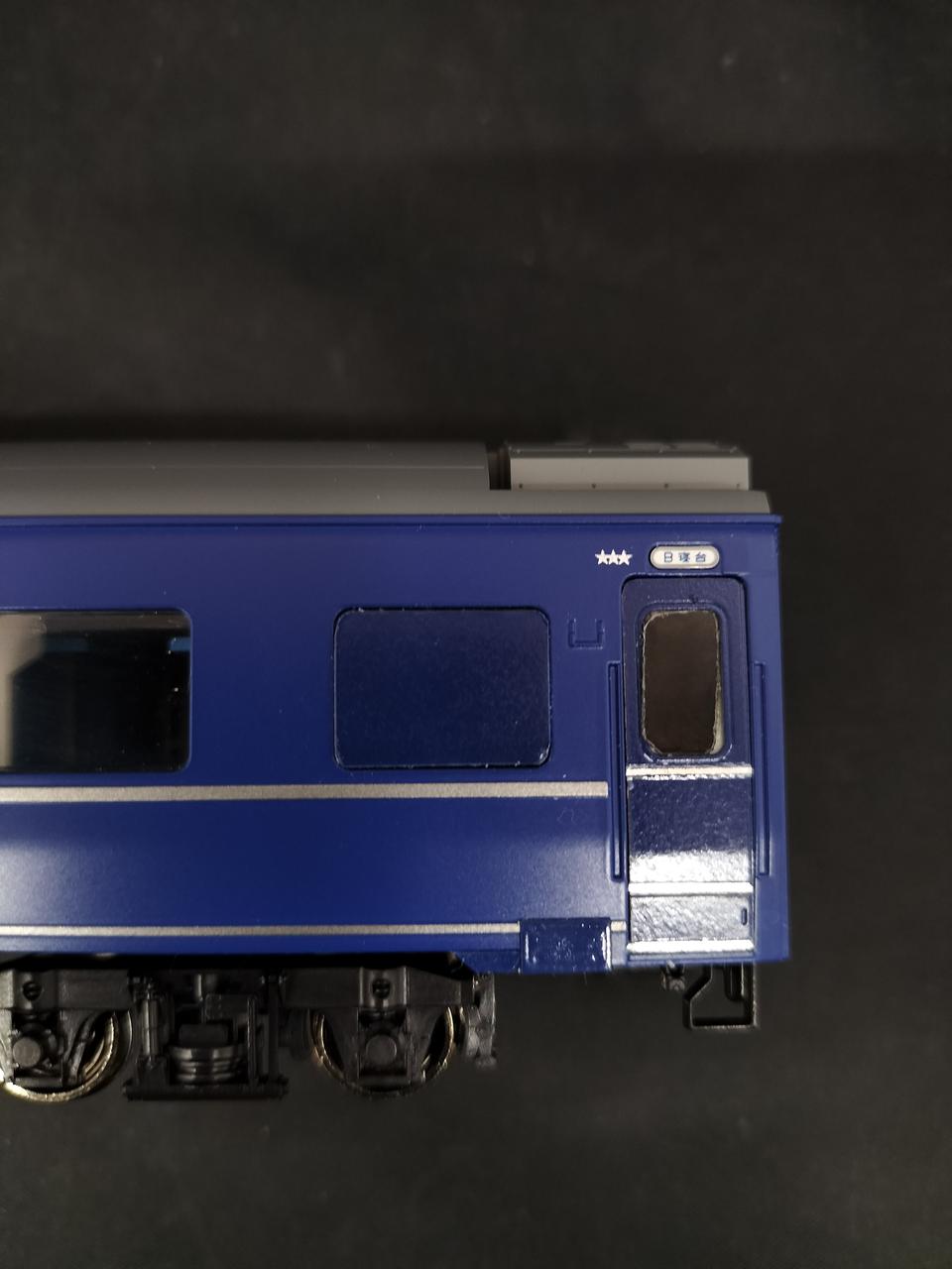 窓1箇所塞がれ、ドアの形状が異なります