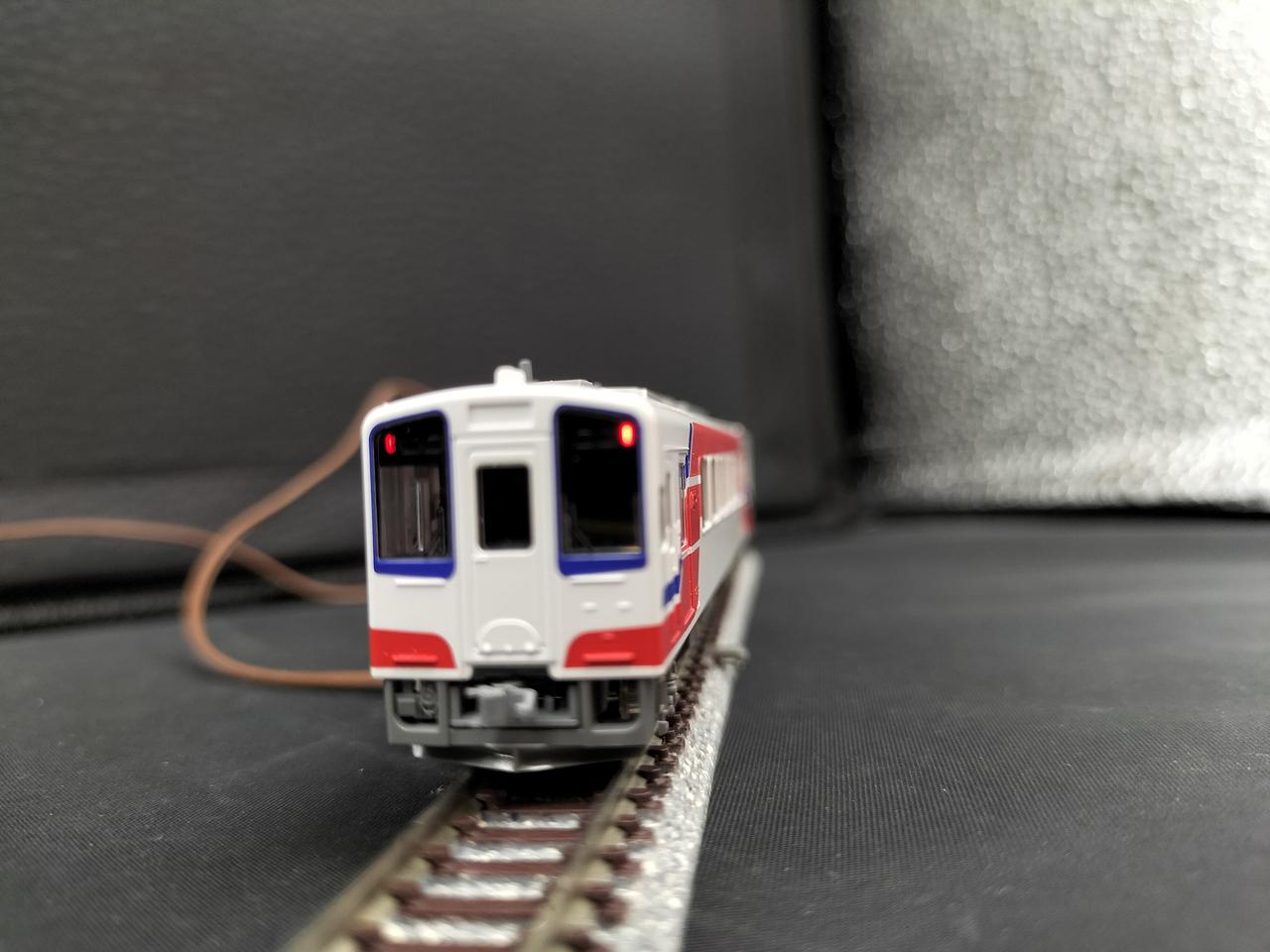 仕様でライトは片側のみ点灯します