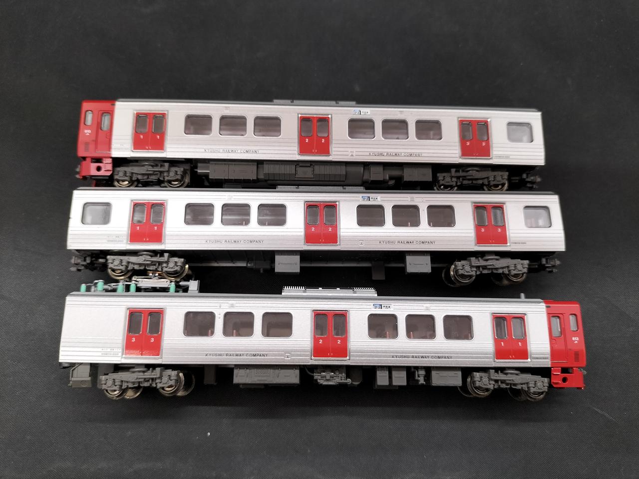 窓全体的にくすみ、中間車左側に傷