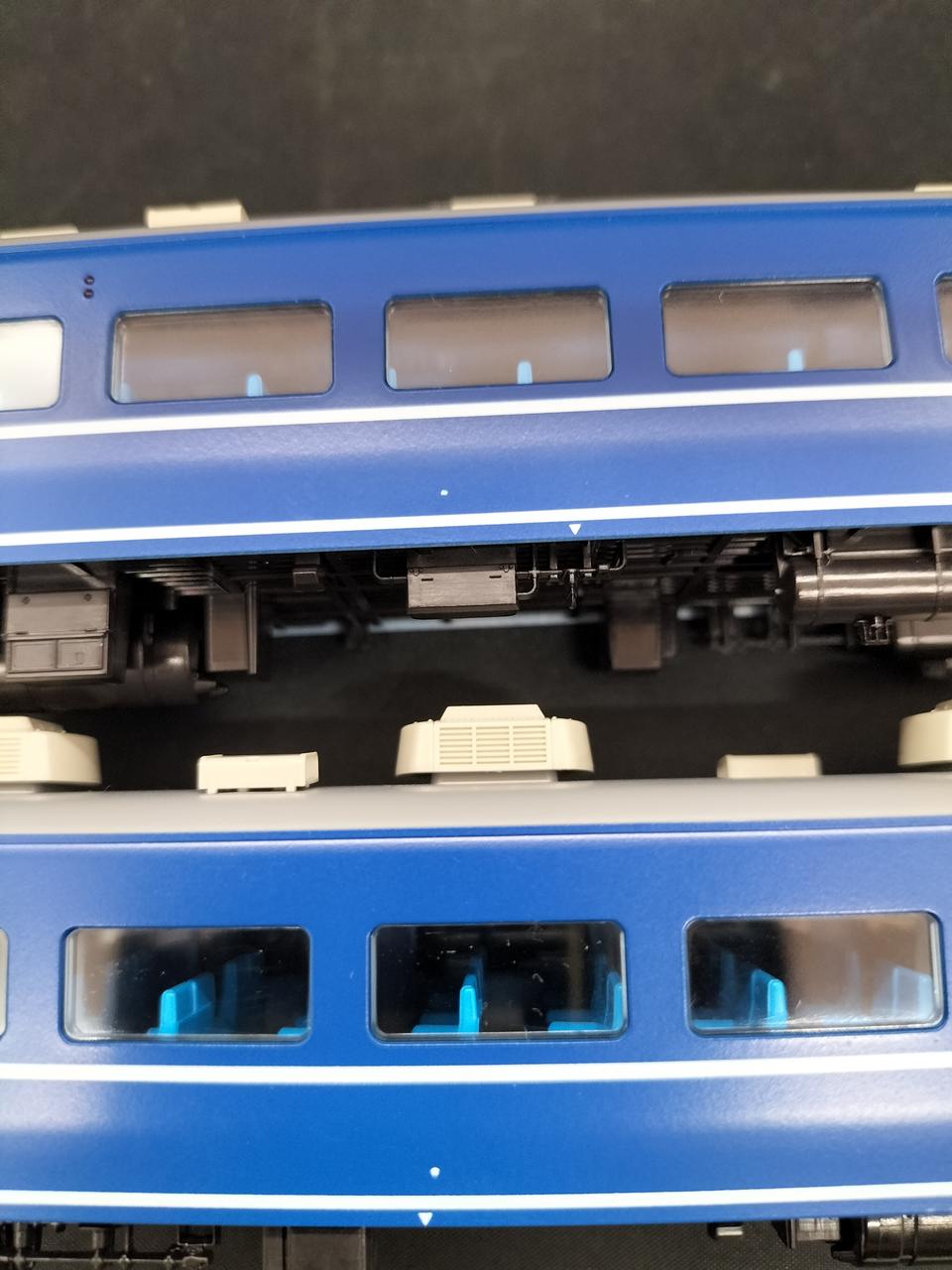 上の車両の白点丸くなく形乱れてます