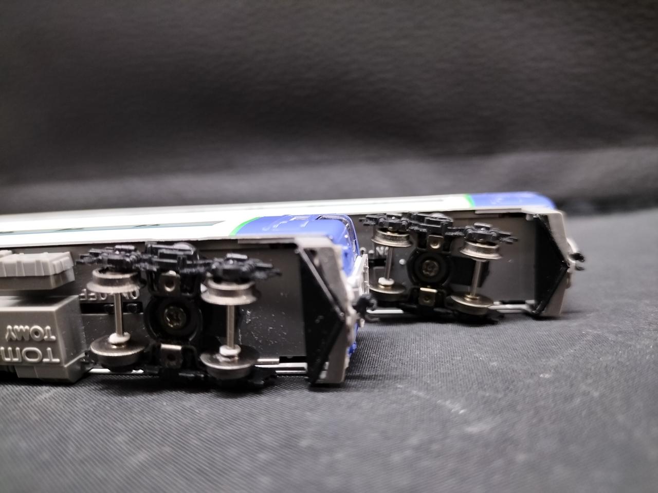 先頭車の車輪くすんでいます