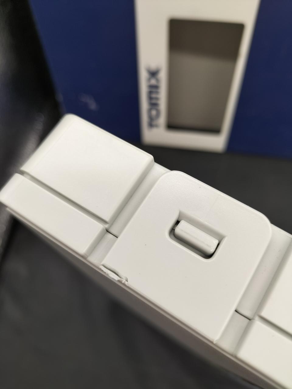 ケース一部割れてます