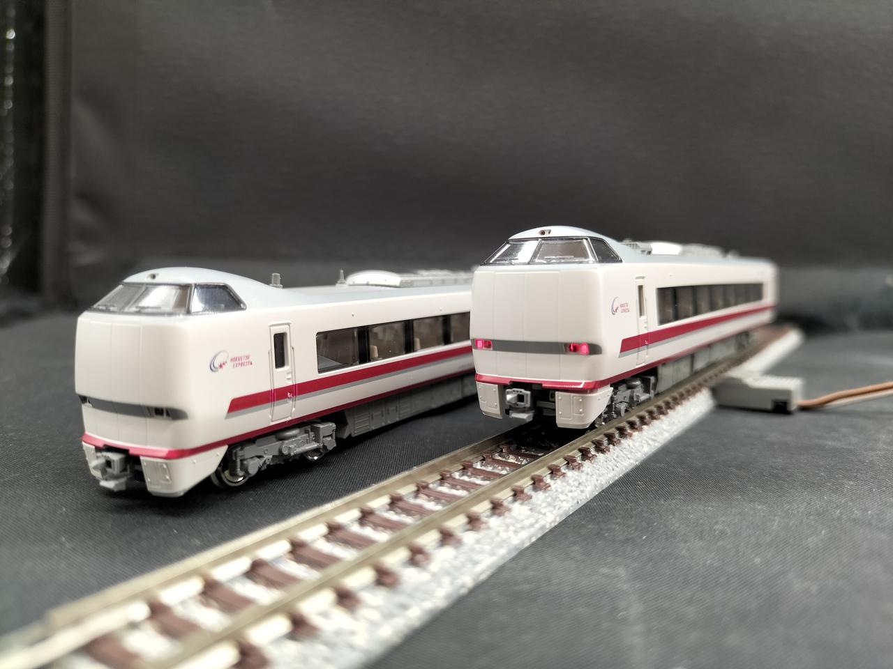 左の車両は仕様でライト点灯しません