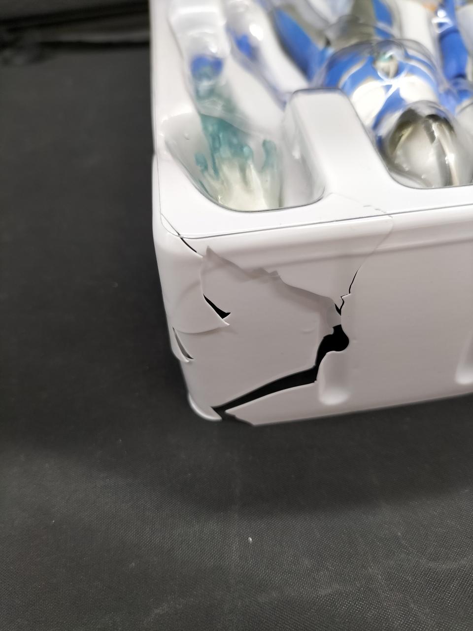 中箱割れてます