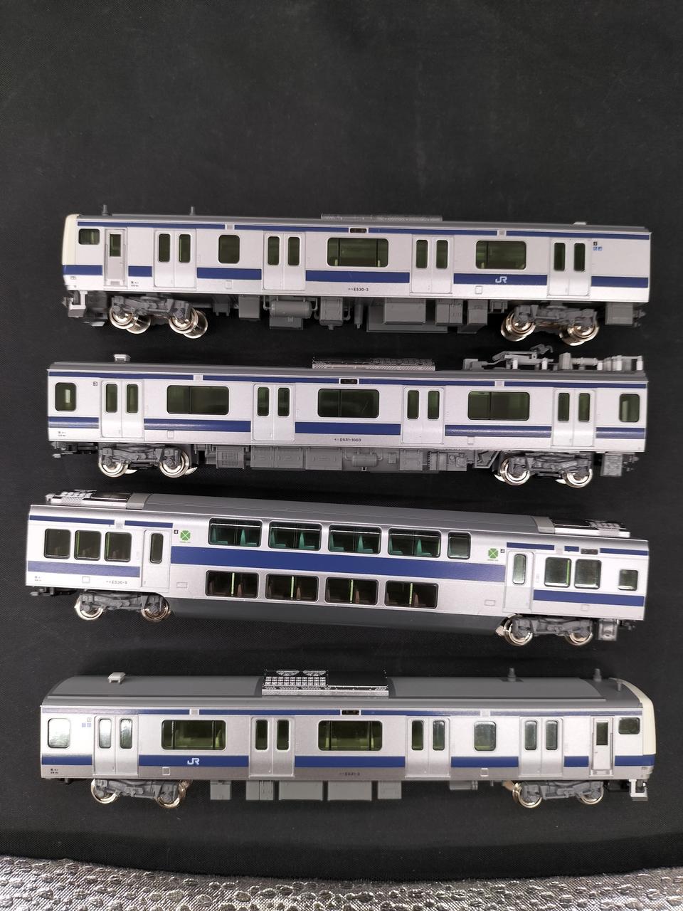 側面行先表示シール貼られています