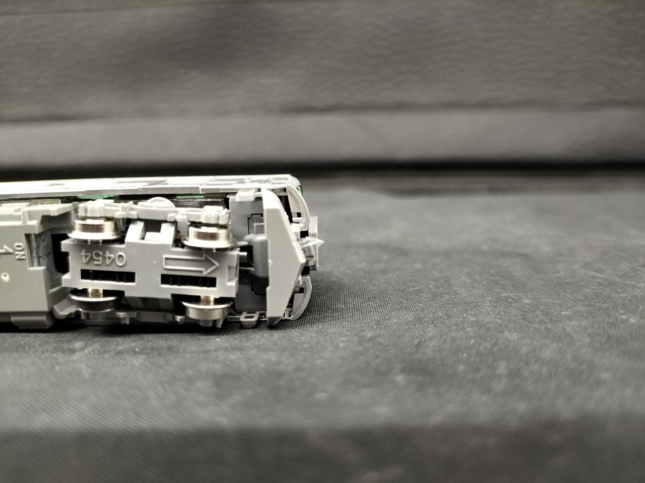 モーター車片側のカプラ斜めで動きません