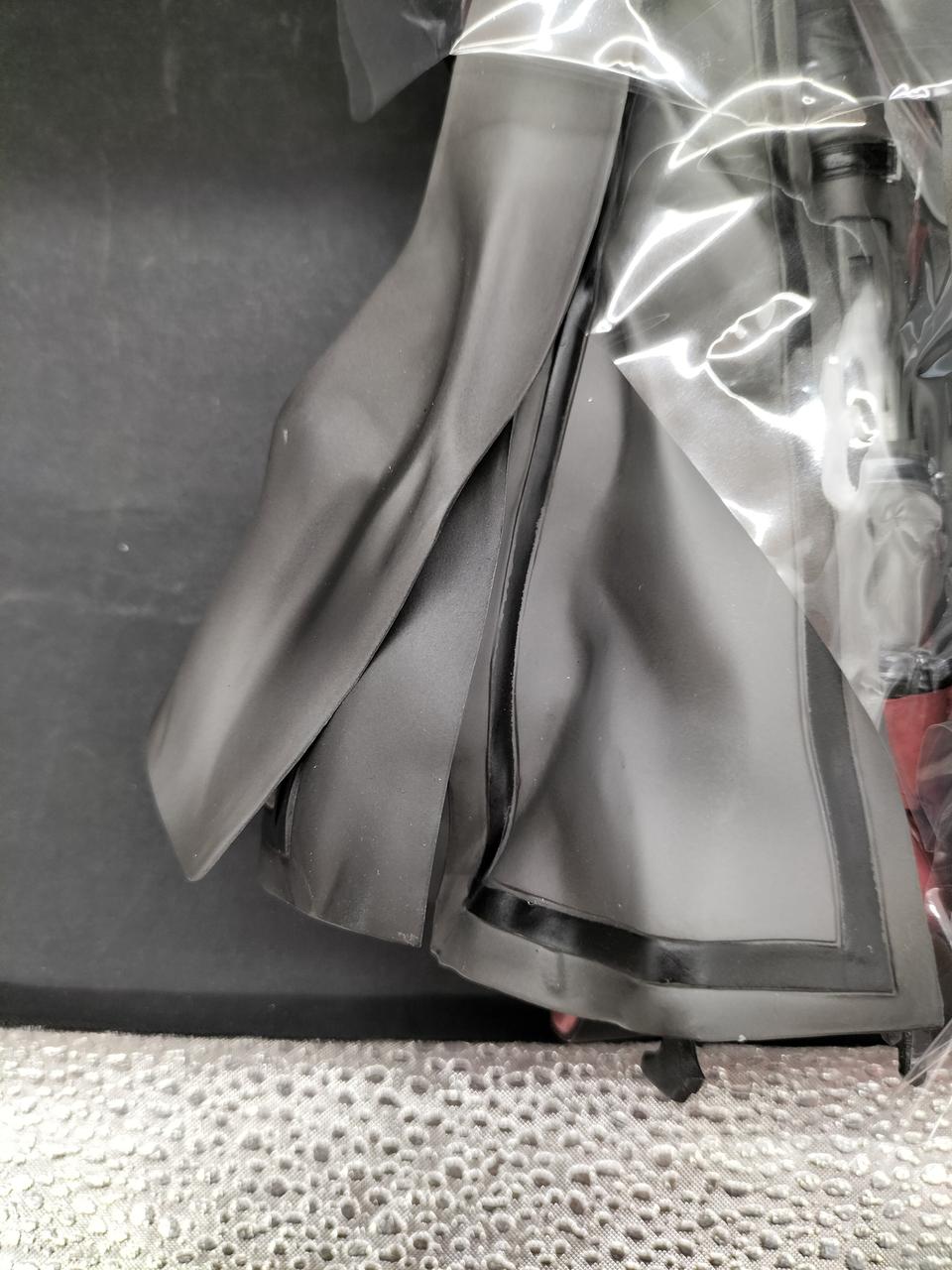 フィギュアに細かい傷あります