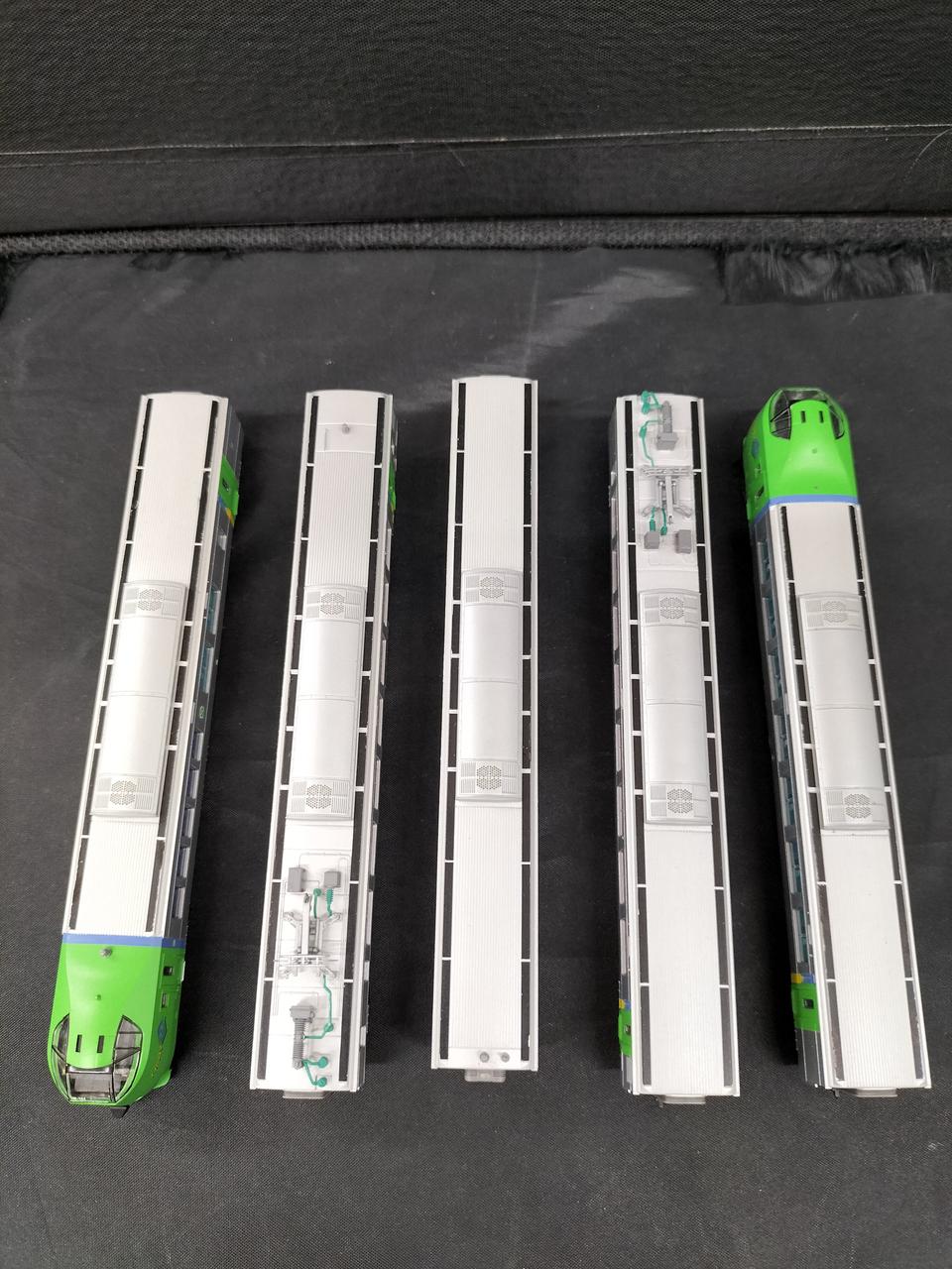 屋根上の黒部分全体的にキズ