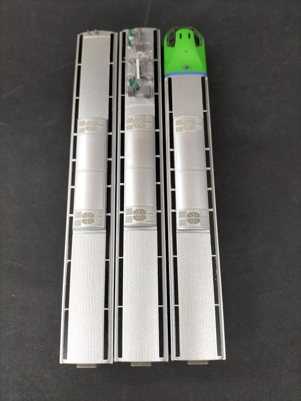 屋根上黒部分にキズあります