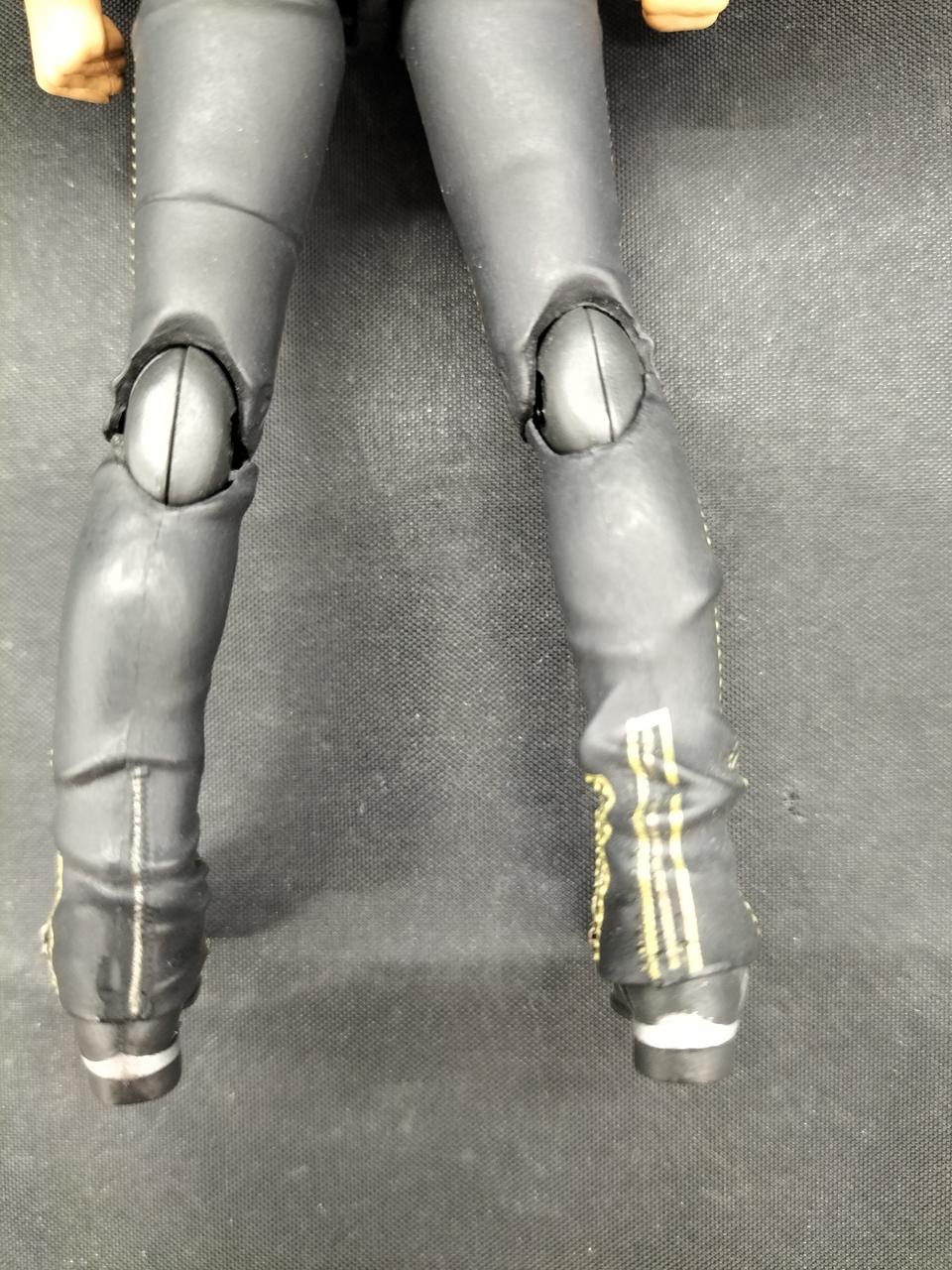 右ふくらはぎ辺り傷あり。