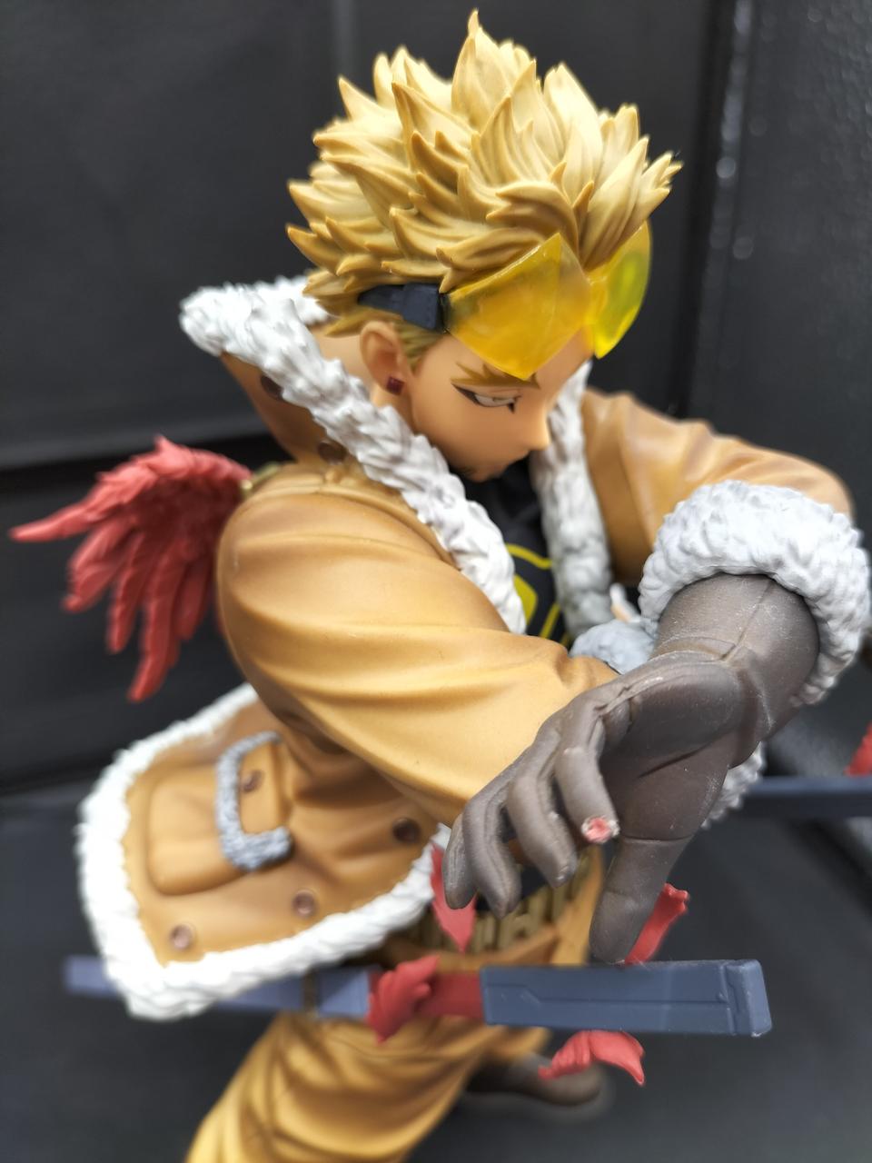 左手小指の赤い羽根飾りパーツ破損してます