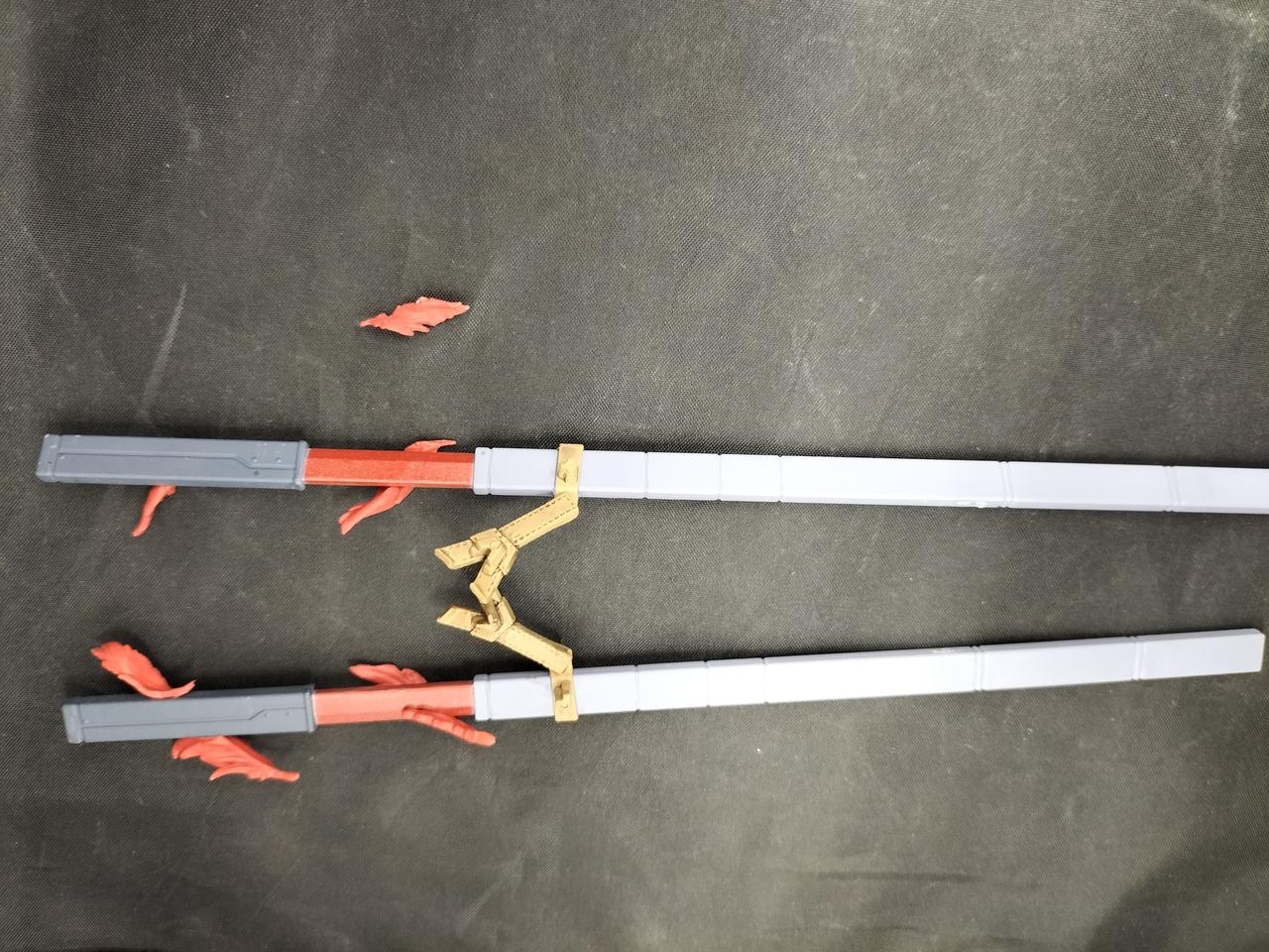 刀に傷あり。小指の破損した羽根パーツです