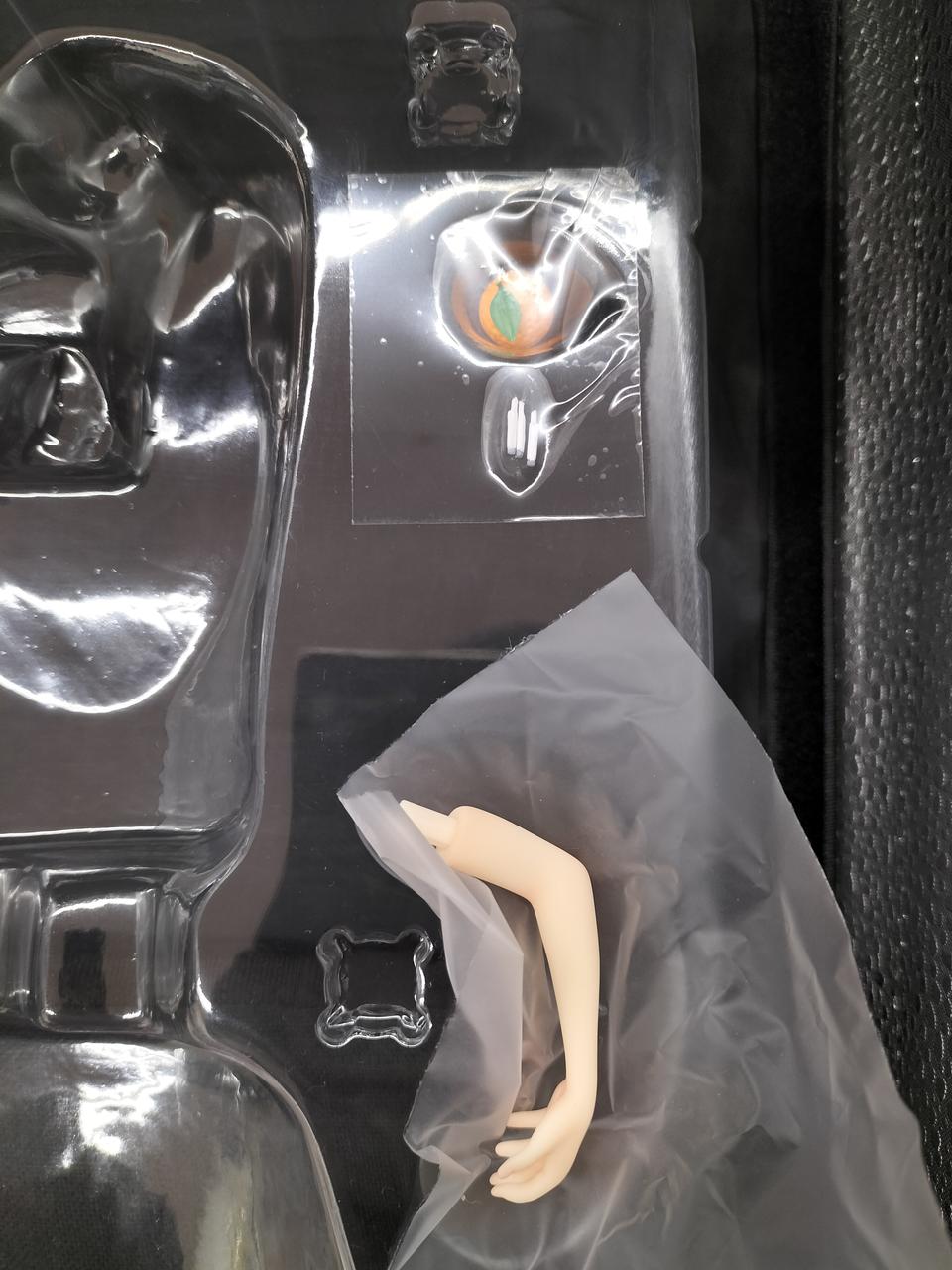 差し替え用の腕、タバコ、みかんです