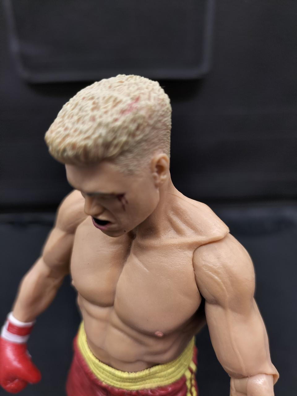 頭部に赤い色移りあり。