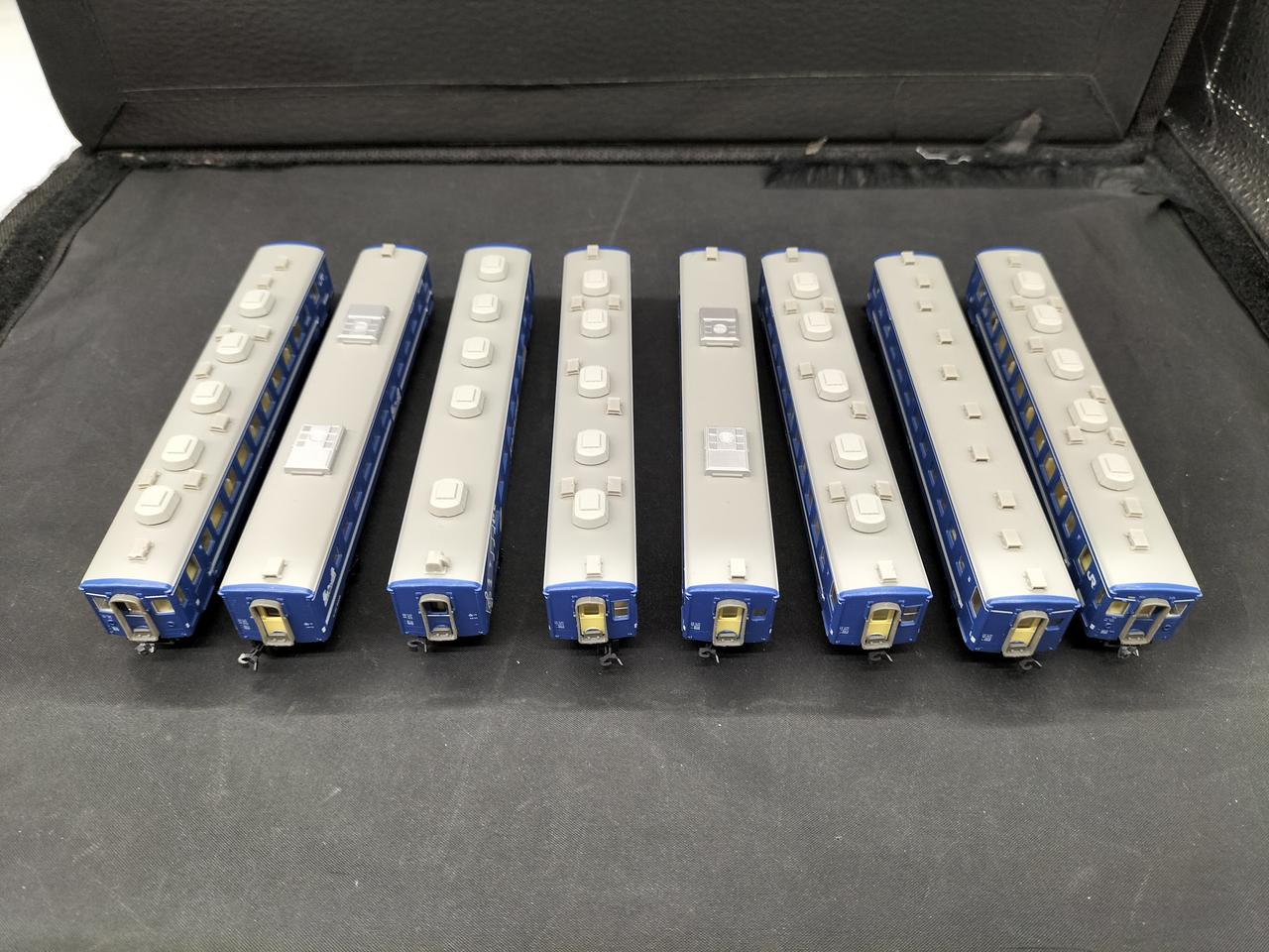 編成両端、機関車側のみカプラー異なります